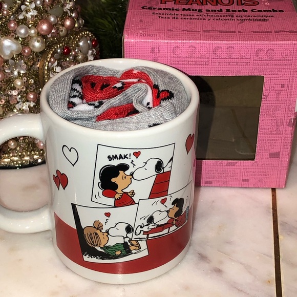 💖NWT💖 Peanuts Snoopy Valentine Ceramic Mug & 2 Pairs Socks Gift Set in Box - Picture 8 of 8